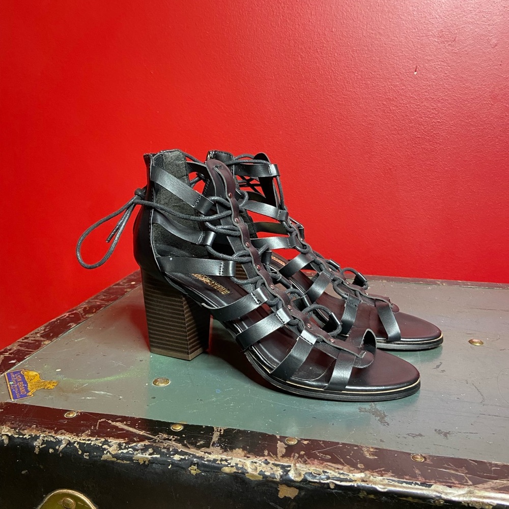 Lace up thick heeled sandals.